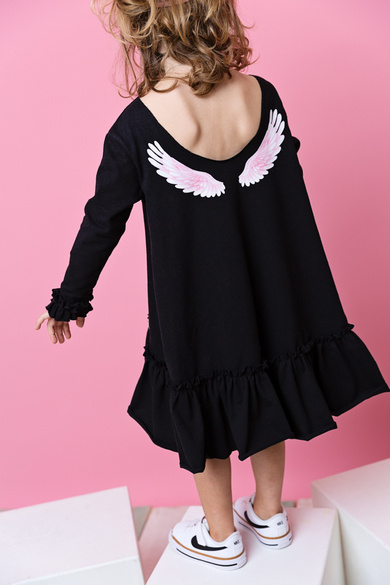 TRAPEZOWA CZARNA SUKIENKA ZE SKRZYDŁAMI